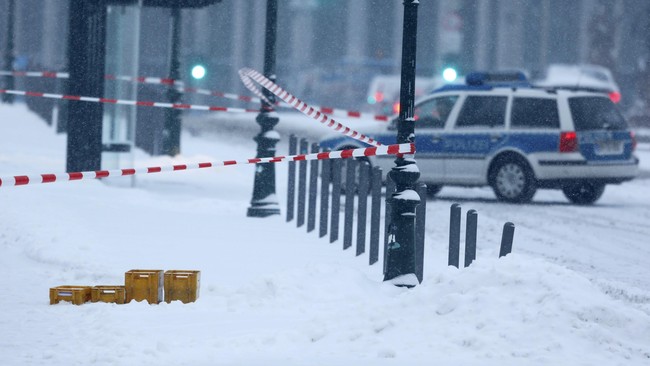 Polisi menutup kantor Kanselir Jerman, Angela Merkel, setelah ditemukan empat paket mencurigakan pada Rabu (6/10).