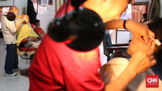 Mayoritas Pangkas Rambut Garut di Jakarta Tutup Imbas Corona Sepi pelanggan dan takut tertular corona, para pencukur rambut asal Garut lebih memilih pulang ke kampung halaman mereka meski ada imbauan agar tak mudik.