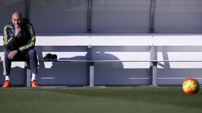 Bukan hanya menandatangani kontrak baru bersama Real Madrid, Zinedine Zidane pun membawa mantan rekan satu timnya saat muda ke tim pelatih Los Blancos.