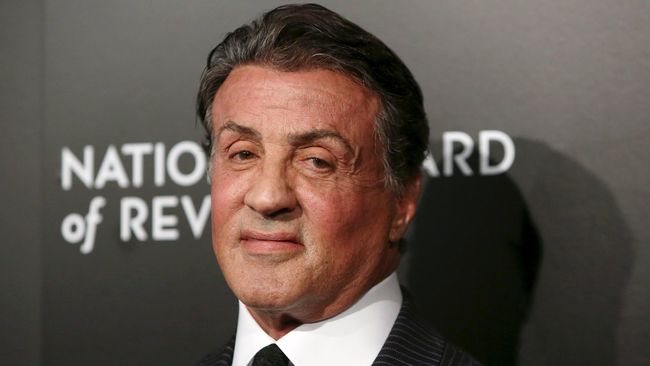 Sylvester Stallone tampak kesal mendapati ia dikabarkan meninggal dunia untuk kedua kalinya. Tapi kali ini, ia memilih membantah kabar itu.