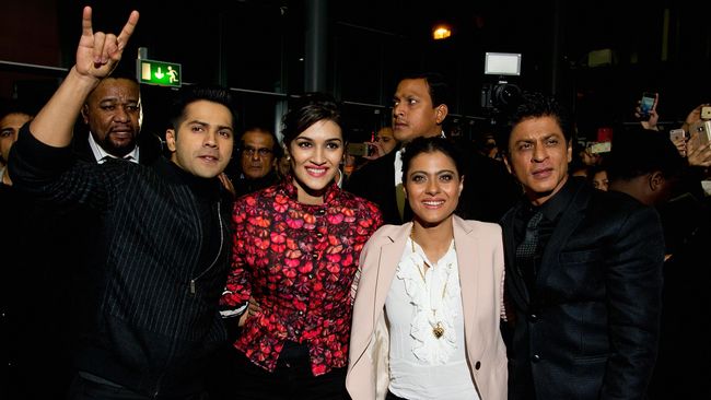 Bintang film Dilwale menemukan pria yang duduk di sampingnya di pesawat menonton filmnya secara ilegal.