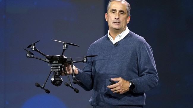 Intel di panggung yang lebih besar memamerkan sejumlah produk yang ditanamkan dengan chip miliknya, beberapa diantaranya adalah drone dan helm X-ray.