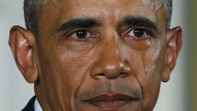 Obama diperkenalkan kepada Mark Barden, ayah dari Daniel yang menjadi korban pembunuhan di Sandy Hook Elementary di Connecticut pada 2012 lalu.