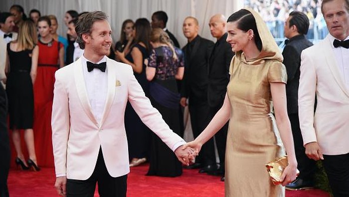 NEW YORK, NY - MAY 04:  Adam Shulman (L) and Anne Hathaway attend the 