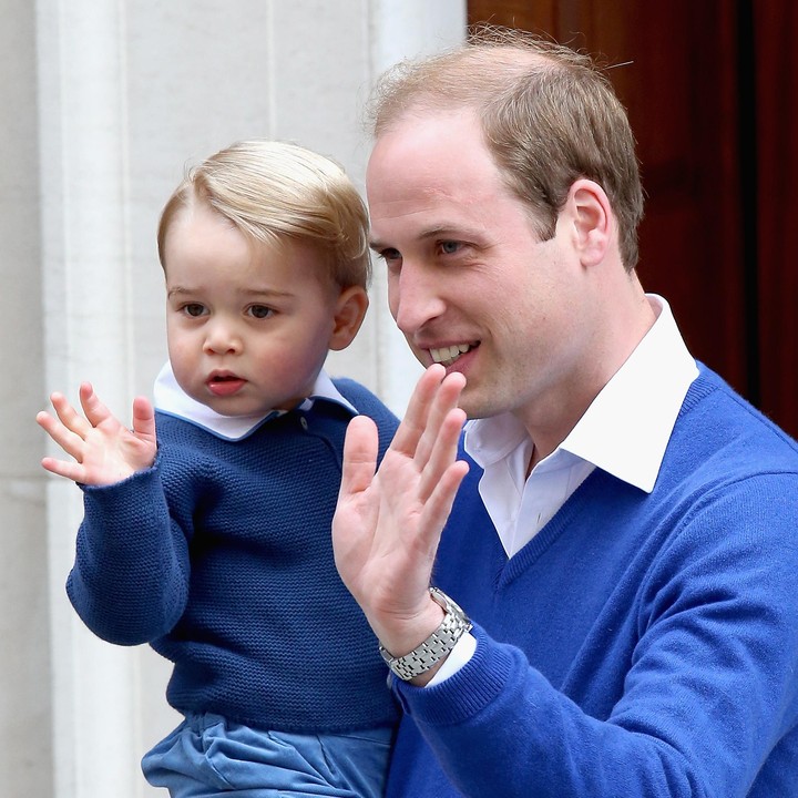 <p>Sebelumnya, sang kakak, Pangeran George, juga mengenakan cardigan yang sama saat menjenguk Putri Charlotte yang baru lahir di rumah sakit pada 2015. (Foto: Getty Images)</p>