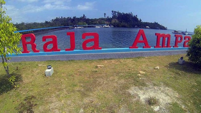 Banjir melanda rumah warga di Kompleks Perumahan 100, sementara longsor terjadi di Kompleks Perumahan 300, Distrik Waisay, Kabupaten Raja Ampat.