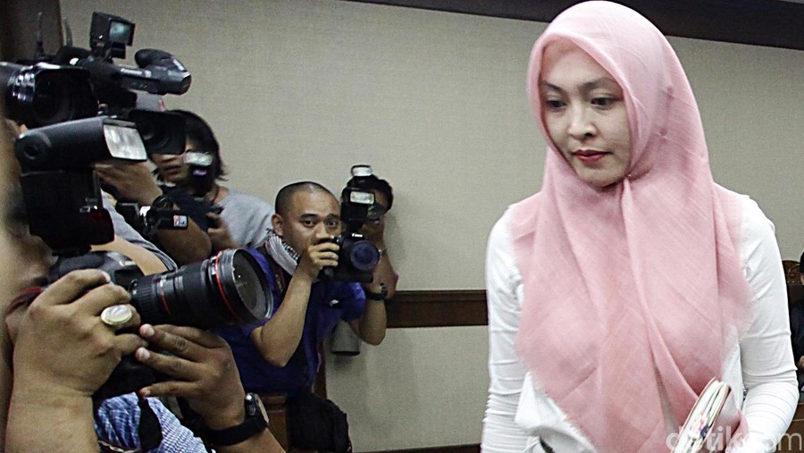 Angelina Sondakh, menjadi saksi untuk sidang perkara korupsi dengan terdakwa M Nazaruddin. Kali ini Angie tampil beda, menggunakan jilbab warna pink.