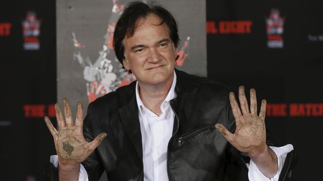 Sutradara Quentin Tarantino tak sengaja 'menemui' dua orang yang ternyata memasuki rumahnya setelah membobol jendela belakang. 