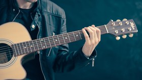 7 Contoh Alat Musik Chordophone dan Cara Memainkannya