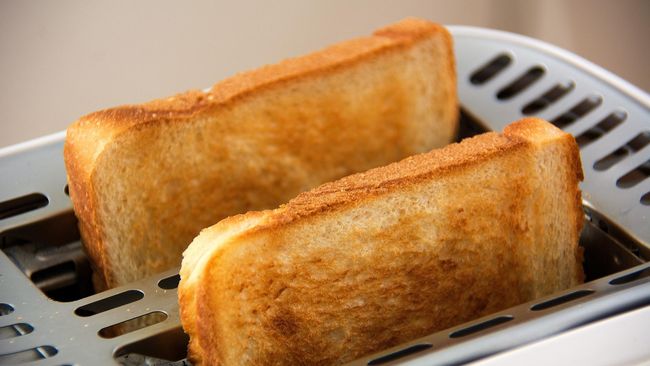 Memanggang, Cara Mudah 'Selamatkan' Roti Roti merupakan salah satu makanan yang paling cepat basi atau kedaluarsa. Roti tawar hanya mampu bertahan sepekan sejak dikemas dan dipasarkan.