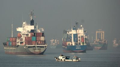 Perusahaan Pelayaran Tetap Ogah Melintas Selat Hormuz Meski Dikawal AS