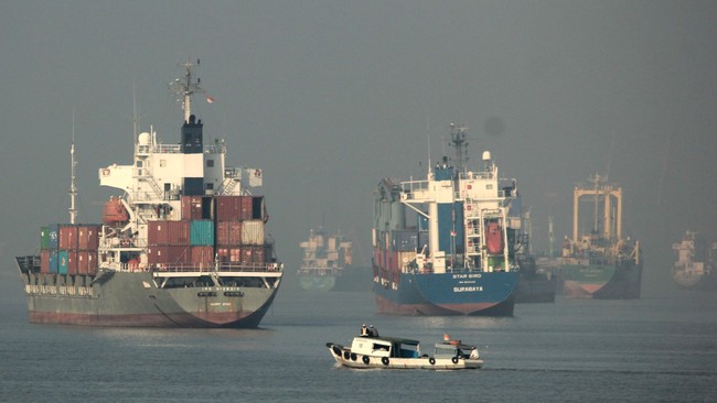 Perusahaan transportasi peti kemas raksasa dunia mempertimbangkan untuk menyetop sementara pelayaran di Laut Merah.