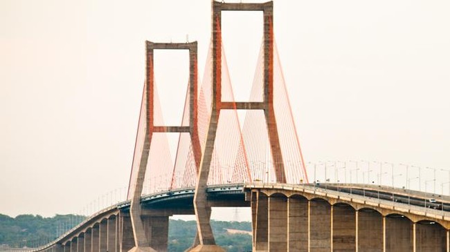 Warga yang berada di jembatan Suramadu merasakan getaran gempa yang sangat kuat hingga jembatan itu mengayun-ayun selama lebih dari satu menit.