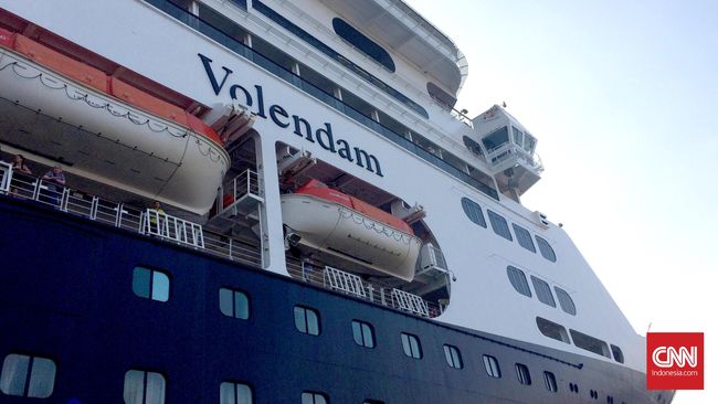 Kapal pesiar mewah asal Belanda, MS Volendam bersandar di terminal penumpang nusantara, Pelabuhan Tanjung Priok, Jakarta Utara.