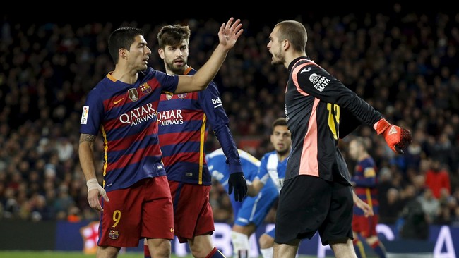 Luis Suarez terlibat dalam keributan di lorong menuju ruang ganti lantaran tak terima dengan insiden hinaan terhadap sang ibu di pertandingan.
