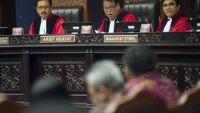 Helmy, adik Tantowi Yahya yang menjadi calon bupati Ogan Ilir, menggugat KPU Ogan Ilir dan meminta pemilihan ulang di tiga kecamatan wilayah itu.