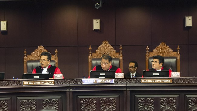 Selama ini praperadilan dianggap gugur saat berkas perkara dilimpahkan ke persidangan, sementara MK memutuskan praperadilan gugur saat sidang perdana.