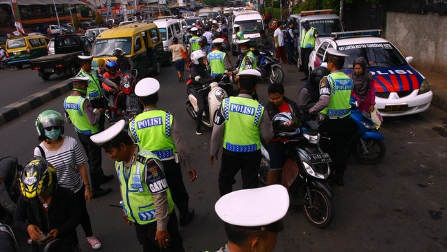 Aparat kepolisian terpaksa melepaskan tembakan peringatan setelah sebuah mobil mencoba kabur dari razia kendaraan.