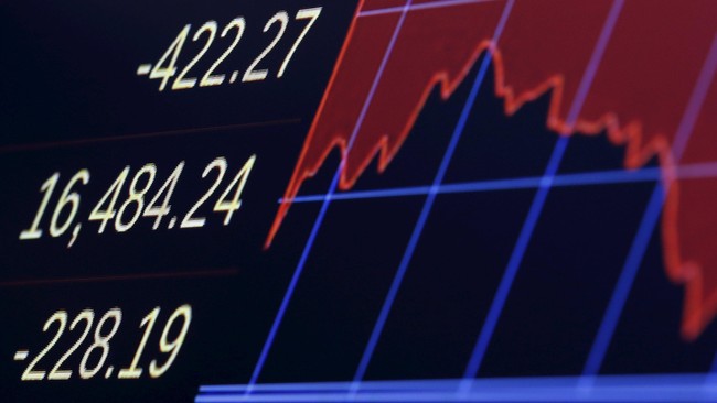 Indeks Dow Jones Industrial Average ditutup turun 12,67 poin, atau 0,08 persen ke level 16.014.38, sementara S&P 500 turun 1,23 poin, atau 0,07 persen.