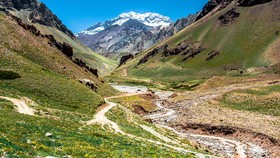 Mahasiswi Indonesia Kibarkan Merah Putih di Puncak Aconcagua
