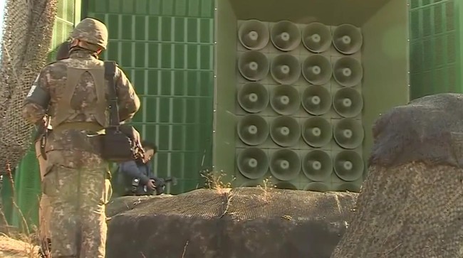 Korea Selatan mengabarkan kondisi tentara pembelot Korea Utara melalui pengeras suara yang diarahkan ke negara pimpinan Kim Jong-un tersebut.