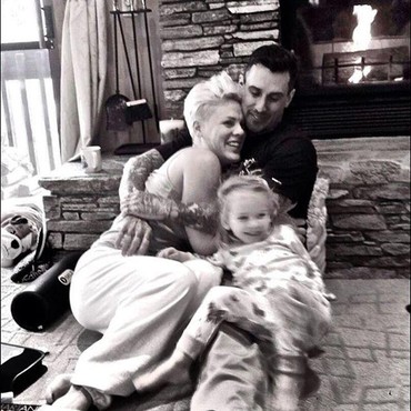 Pink Tegas Bantah Kabar Pisah dari Carey Hart