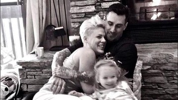 Pink Tegas Bantah Kabar Pisah dari Carey Hart