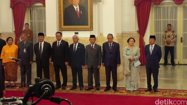 Presiden RI kelima Megawati Soekarnoputri yang mengenakan baju kebaya warna biru muda dengan selendang warna perak.