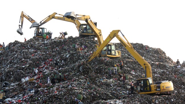 Ketinggian tumpukan sampah di Tempat Pembuangan Akhir Sampah (TPA) Sumurbatu, Bekasi, telah mencapai 22 meter yang melebihi batas maksimum keamanan.