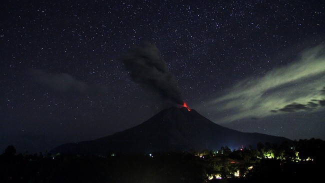 Warga Desa Lingga menolak wacana relokasi mandiri korban Sinabung dipusatkan di daerah mereka. Warga lantas bentrok dengan polisi.