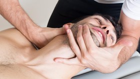 Terapi Chiropractic Bisa Picu Stroke? Ini Penjelasannya