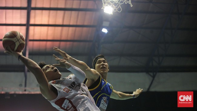 Pebasket Satria Muda Jakarta (biru) berusaha menghalangi pebasket Aspac Jakarta (putih) saat  memasukan bola pada kuarter pertama pertandingan  Indonesia Basket League (IBL) seri pertama, Jakarta, Sabtu, 9 Januari 2016. CNN indonesia/Adhi Wicaksono