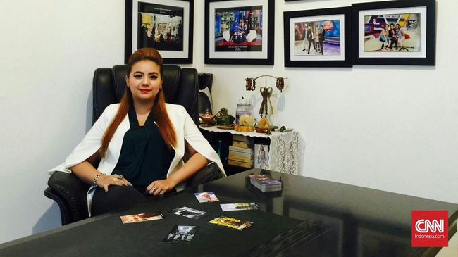 Masyarakat masih menganggap tarot berkaitan dengan hal-hal magis. Pembaca tarot Ella Mirella meluruskan bahwa tarot tidak angker seperti yang dikira masyarakat.