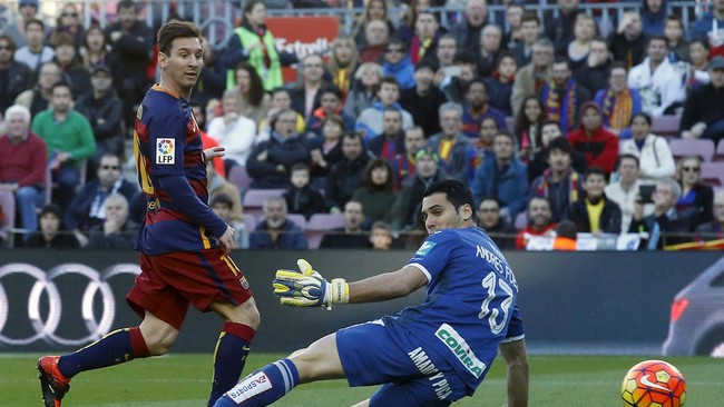 Dua pemain yang difavoritkan untuk merebut penghargaan, Lionel Messi dan Cristiano Ronaldo, menunjukkan performa yang berbeda jelang Ballon d'Or 2015.