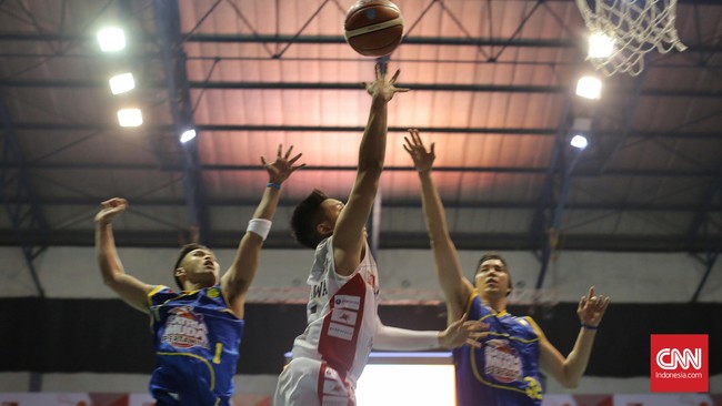 Dirut Liga Basket Indonesia (IBL) Hasan Gozali mengatakan pihaknya mencoba untuk mengakomodasi 12 tim untuk berpartisipasi dalam musim kompetisi 2017.