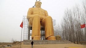 Patung Emas Raksasa Mao Zedong di China Dirobohkan