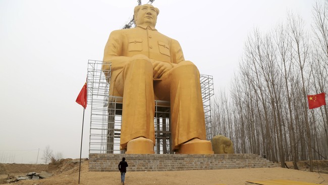 Sebuah patung emas raksasa Mao Zedong yang baru saja dibangun di sebuah perdesaan di China dirobohkan menyusul protes dan kritik masyarakat di media sosial.