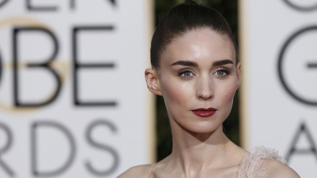 Pakaian yang terlihat compang-camping hingga seolah bugil, semua ada di red carpet Golden Globes.