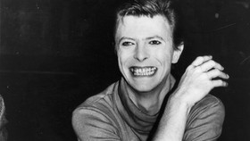 Gary Oldman Wakili Tangan David Bowie Menggenggam Brit Awards