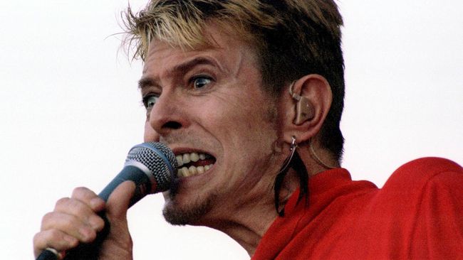 Tahun 2017, sepatu dengan hak tinggi menjulang dan penuh dekorasi bergaya glam-rock ala David Bowie, akan kembali menjadi tren.
