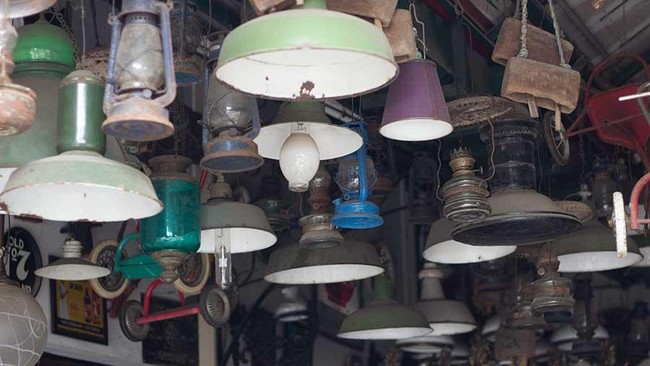 Bisnis barang-barang antik dan kuno masih menjanjikan. Apalagi kalau koleksimu merupakan barang langka.