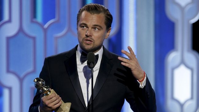 Video lelucon bagaimana DiCaprio memberi "tatapan" panas pada Lady Gaga dalam ajang Golden Globes 2016, beredar viral.