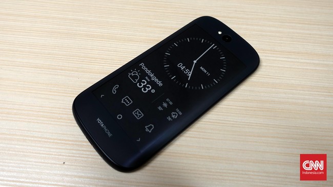Ponsel dua wajah asal Rusia, YotaPhone 2, sudah bisa dipesan dengan harga Rp 9 juta. Tertarik?