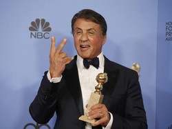 Cegah Corona, Sylvester Stallone Belanja Pakai Sarung Tangan