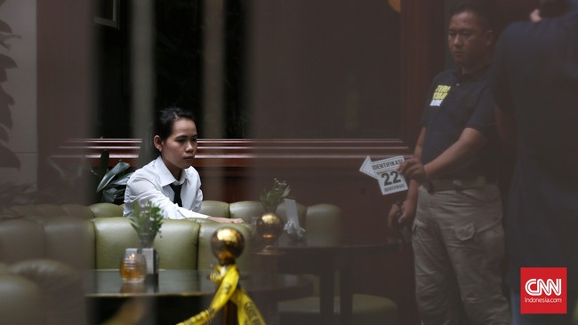 Tirai putih dipasang polisi menutupi area prarekonstruksi, yakni meja dan kursi yang ditempati Mirna. Polisi juga menghadirkan keluarga dan sahabat Mirna.