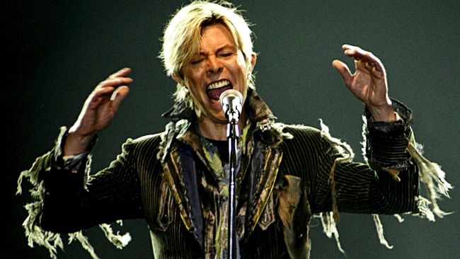 Tak kurang dari 48 jam setelah diresmikan oleh band rock Marilion, Steve Hogarth patung David Bowie di Inggris sudah dicorat-coret oleh pelaku vandalisme.