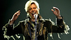 Belum 48 Jam, Patung David Bowie di Inggris Sudah Dirusak