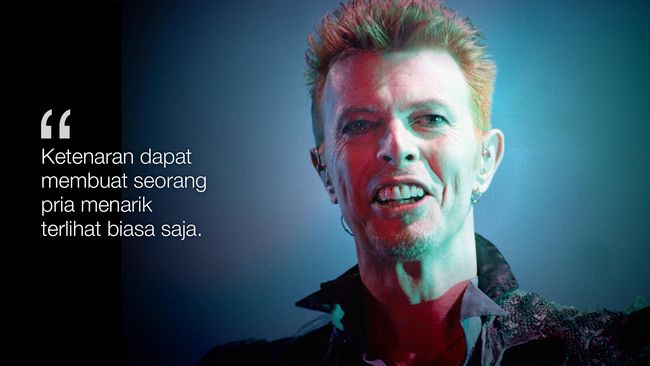 Pria yang atraktif di atas panggung ini menorehkan tato Bowie di tangan kirinya. Sebelumnya, ia juga menorehkan nama Jimi Hendrix di bagian yang sama.