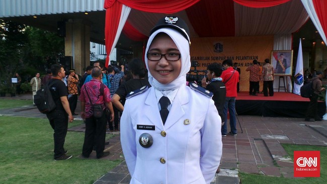 Debby, yang sekarang memiliki gelar “lurah termuda", memilih jalan menjadi PNS karena ingin membahagiakan orang tuanya yang juga sebagai abdi negara.
