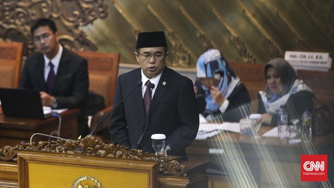 PDIP berpendapat sebaiknya persoalan legalitas kepengurusan Golkar diselesaikan lebih dulu sebelum DPR melantik ketua yang berasal dari partai beringin itu.